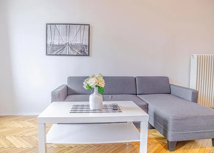 Vibrant 3br Near Akh Hospital - Perfect For Groups *
