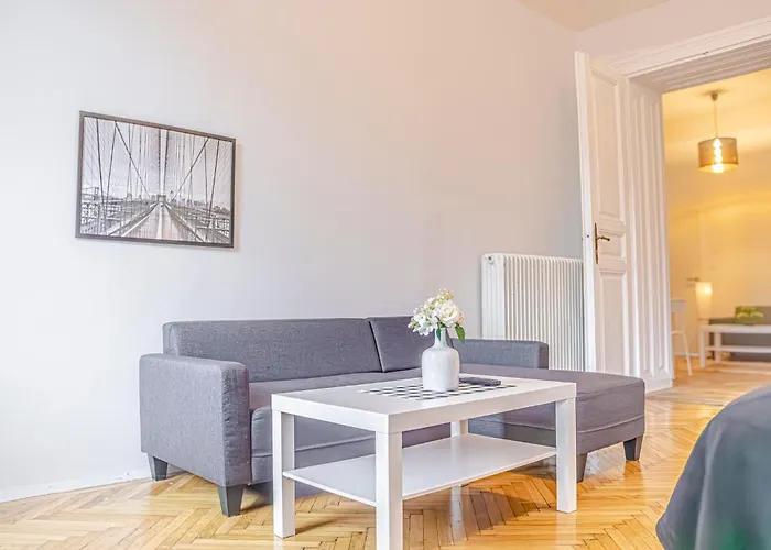 Vibrant 3br Near Akh Hospital - Perfect For Groups