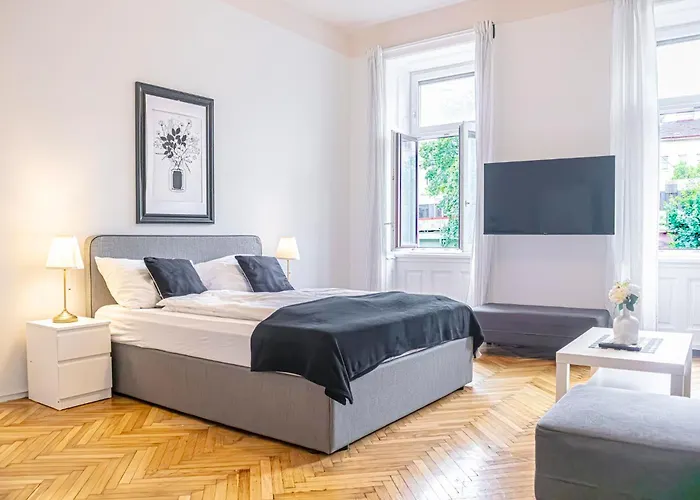 Vibrant 3br Near Akh Hospital - Perfect For Groups Apartmán