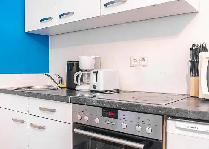 Vibrant 3br Near Akh Hospital - Perfect For Groups *