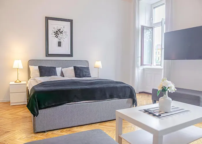 Vibrant 3br Near Akh Hospital - Perfect For Groups