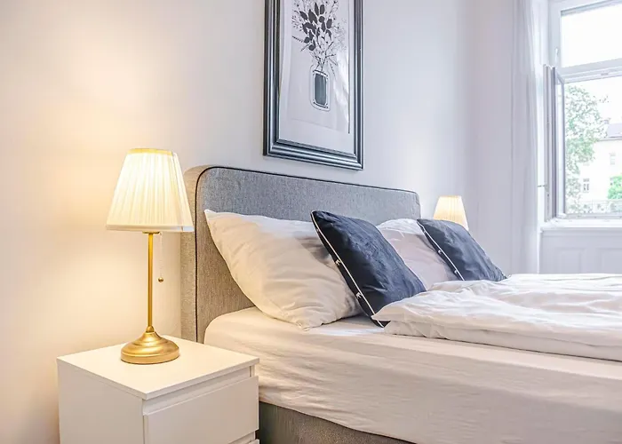 Vibrant 3br Near Akh Hospital - Perfect For Groups *