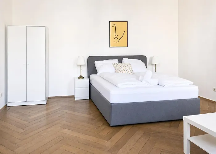 Vibrant 3br Near Akh Hospital - Perfect For Groups