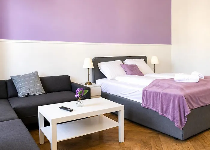 Vibrant 3br Near Akh Hospital - Perfect For Groups *