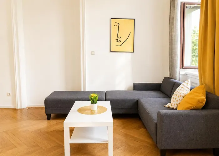 Vibrant 3br Near Akh Hospital - Perfect For Groups
