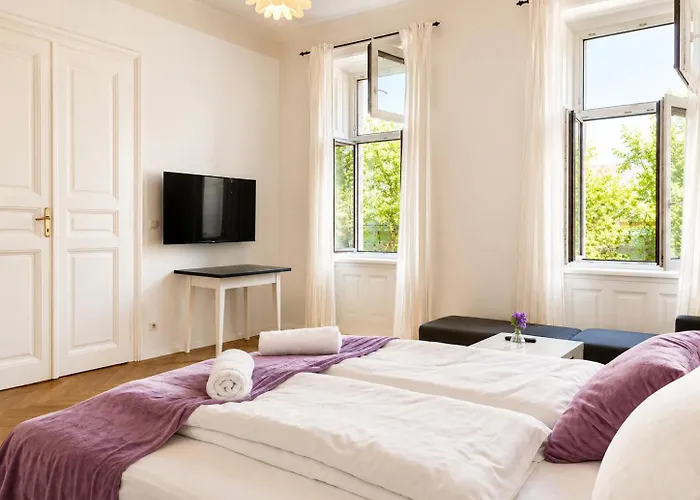 Vibrant 3br Near Akh Hospital - Perfect For Groups