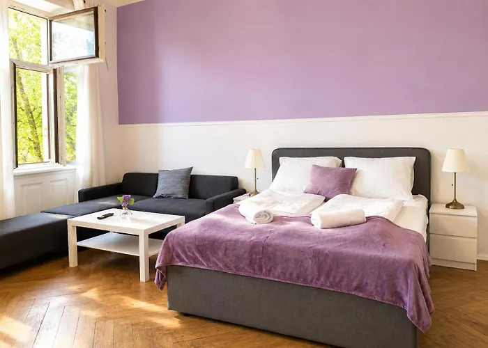 Vibrant 3br Near Akh Hospital - Perfect For Groups Apartmán