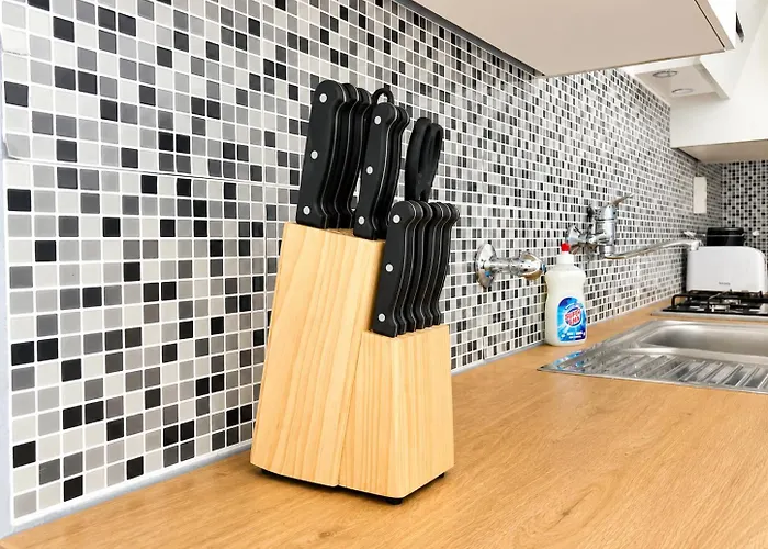 Vibrant 3br Near Akh Hospital - Perfect For Groups *