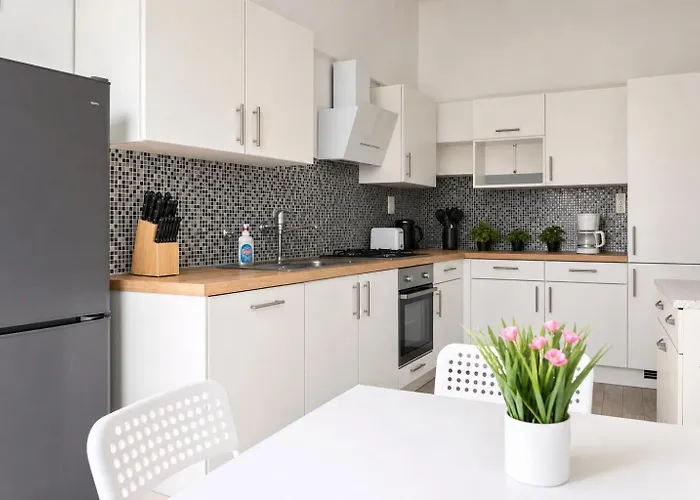 Vibrant 3br Near Akh Hospital - Perfect For Groups *